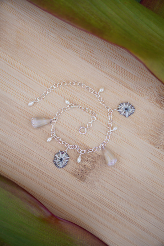 'Opihi 'awa and Shell Charm Bracelet