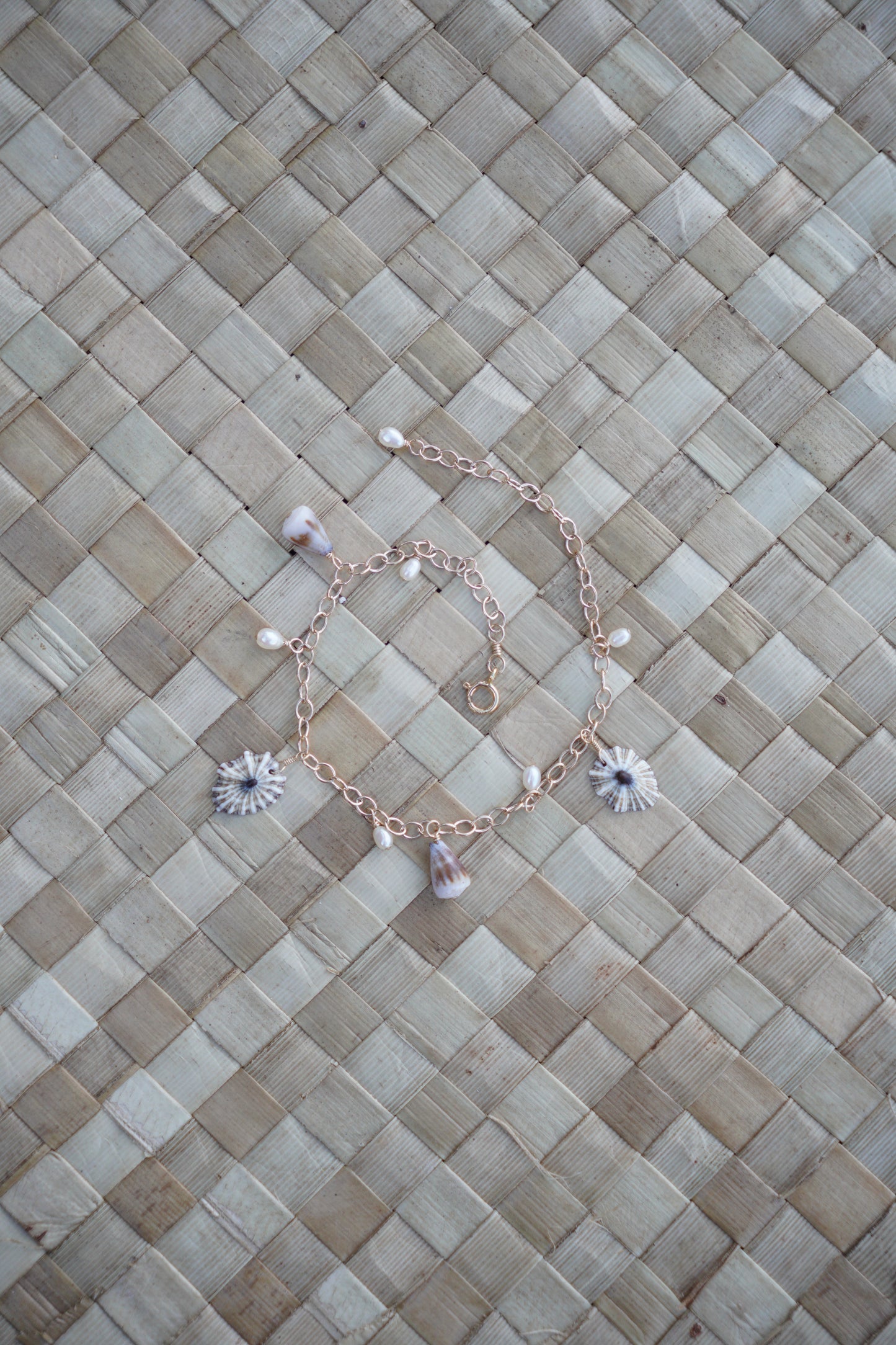 'Opihi 'awa and Shell Charm Bracelet