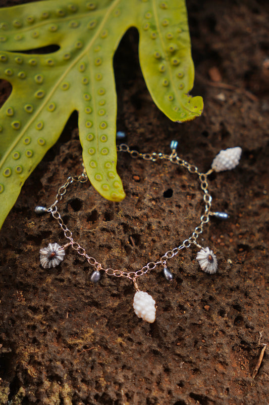 'Opihi 'awa and Shell Charm Bracelet