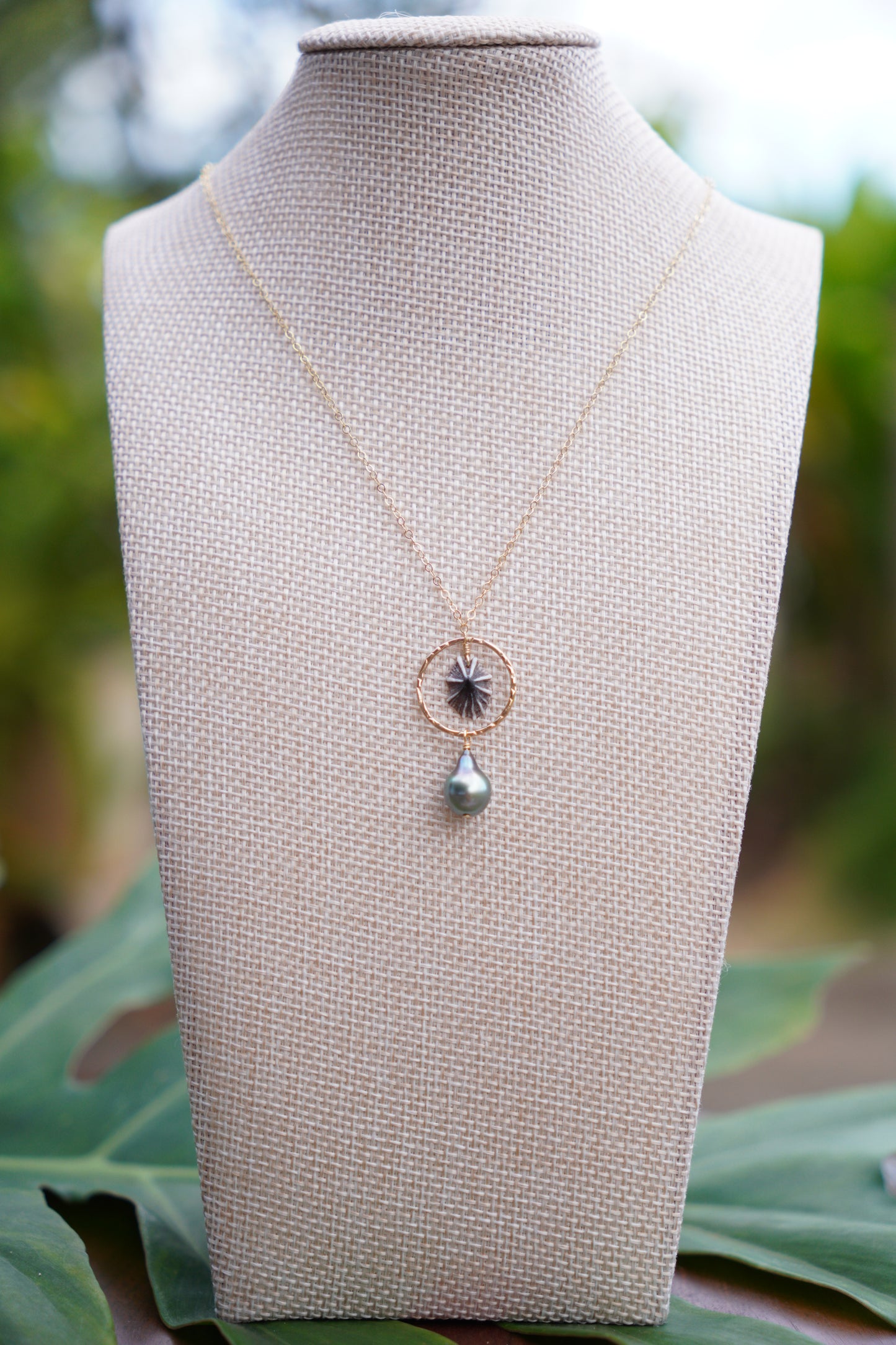 'Opihi 'awa and Tahitian Pearl Necklace
